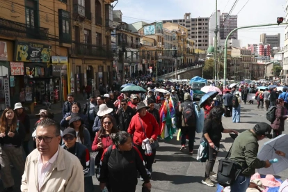 Integrantes del Magisterio Urbano se manifiestan contra las políticas económicas del Gobierno, en La Paz (Bolivia).