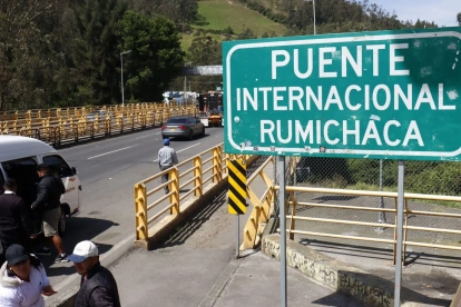 En enero, Ecuador impuso una tasa de control aduanero a mercancías colombianas y concentró su ingreso terrestre por Rumichaca. Colombia respondió con aranceles recíprocos y restricciones a productos ecuatorianos.