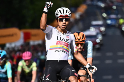 Jhonatan Narváez al cruzar la meta como ganador de la etapa 4 del Giro de Italia 2026.