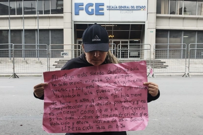 La madre protesta frente a la Fiscalía en Guayaquil, reclamando justicia y la extradición del acusado de violación infantil en el caso Cristina.