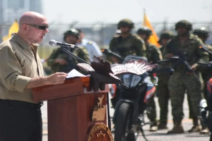 El ministro de Defensa, Gian Carlo Loffredo, entregó 139 motos y camionetas a las Fuerzas Armadas para las operaciones de seguridad en Guayaquil y Guayas.