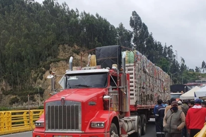 Transporte pesado crea recargo por combustible tras alza del diésel.
