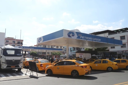 Conductores realizaron largas filas en gasolineras de Guayaquil tras el aumento de combustibles.