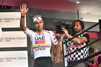 El ecuatoriano Jhonatan Narváez en su primer ascenso al podio como ganador de una etapa del Giro de Italia.