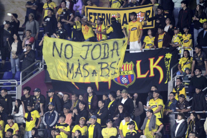 La hinchada de Barcelona exige a la dirigencia frente a los malos resultados internacionales.