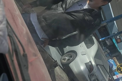 Dos personas bloquearon a un auto para introducir a su vehículo en la fila de una gasolinera en Quito, después de insultar al conductor.