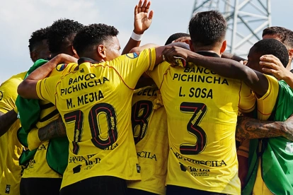 Jugadores de Barcelona festejan uno de los goles contra Insutec.