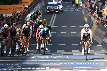 Jhonatan Narváez (d) es una de las cartas fuertes del UAE Team Emirates.