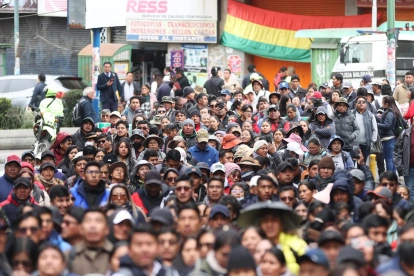 Personas se manifiestan este martes, en La Paz (Bolivia).