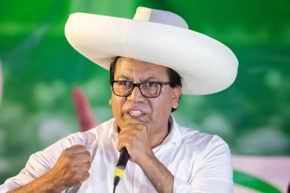 El candidato presidencial peruano del partido izquierdista Juntos por el Perú, Roberto Sánchez, habla durante un acto político, en Huaycan (Lima).