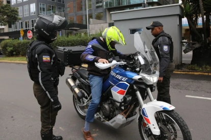 Imagen referencial. La Policía realiza controles a personas y motocicletas en distintos puntos de Quito.