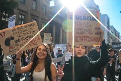 Personas participan en la "Marcha Federal Universitaria" en reclamo de mayores fondos para las casas de altos estudios, en Buenos Aires (Argentina).
