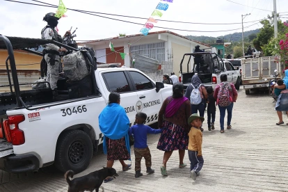 Pobladores salen de los lugares donde se encontraban resguardados en los alrededores donde ocurrió un enfrentamiento en Chilapa, estado Guerrero (México).