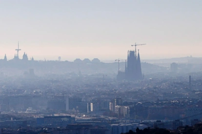 Imagen de archivo de contaminación sobre la ciudad de Barcelona.