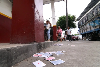 Cartas de naipes y manchas de sangre quedaron sobre la vereda tras el doble crimen ocurrido en el centro de Guayaquil.