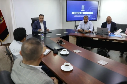 Autoridades del Municipio de Quito y representantes del transporte mantuvieron este miércoles una reunión a puerta cerrada.