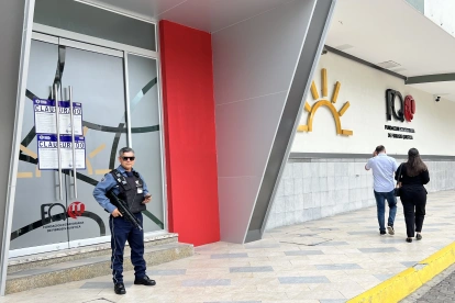Sellos de clausura permanecen en el ingreso del casino Club del Sol, intervenido por segunda vez en 2026.