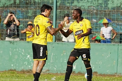 El delantero uruguayo Sergio Núñez (i) convirtió su primer gol oficial con Barcelona.