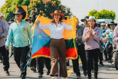 La prefecta participó en la entrega de la obra junto a representantes del sector agrícola local.
