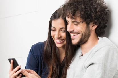 El pebbling describe pequeños gestos que fortalecen vínculos en redes sociales.