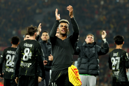 Desire Doue (c), jugador del PSG, festejó con sus compañeros la victoria 2-0 ante Lens que terminó sellando el título de la Ligue 1.