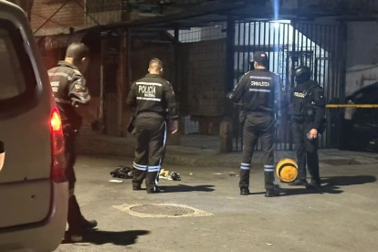 Personal del GIR acordonó la zona y evacuó a moradores cercanos durante la inspección del vehículo sospechoso.