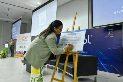 La rectora de la Espol, Cecilia Paredes, firma una alianza de cinco universidades para hacer el estudio GEM en Ecuador, que mide cómo van los emprendimientos en el país.