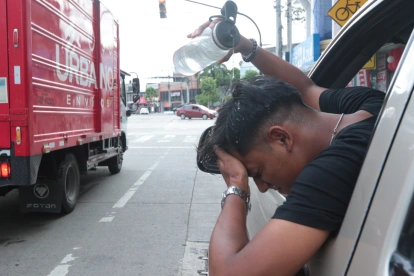El asfalto y el concreto intensifican la sensación de calor en Guayaquil, donde caminar al mediodía se vuelve agotador.