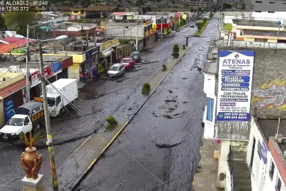 El aluvión en Aloasí dejó a las calles de esa parroquia de Mejía cubiertas de fango.