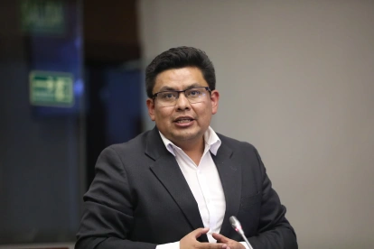 Luis Fernando Molina envía oficio a la ARCH por restricciones en despacho de combustible.