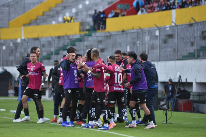 Los jugadores de Independiente del Valle celebran el séptimo título logrado por los rayados.