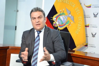 José Serrano permanece detenido en un centro migratorio de Miami mientras se define su situación judicial.