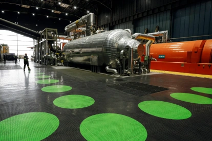 Esta fotografía muestra la sala de turbinas de la central nuclear de Almaraz, en el oeste de España, el 23 de abril de 2026.