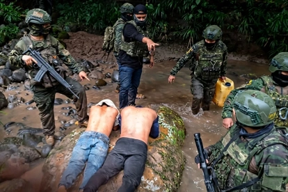 Militares durante el operativo contra la minería ilegal en Morona Santiago.