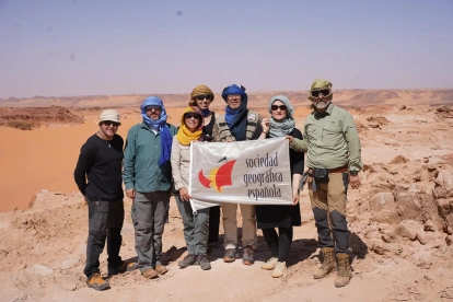 Imagen de los miembros de la expedición en un cerro de Ounianga, al norte de Chad.