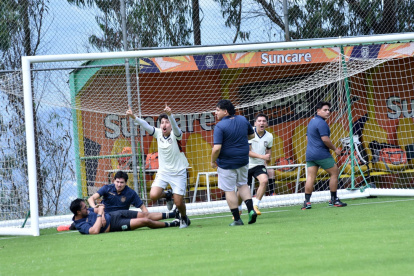 Paúl Ambrosi Jr (c) juega como delantero, a diferencia de su papá que en su carrera profesional se desempeñó como lateral izquierdo en Liga de Quito y en la Tricolor.