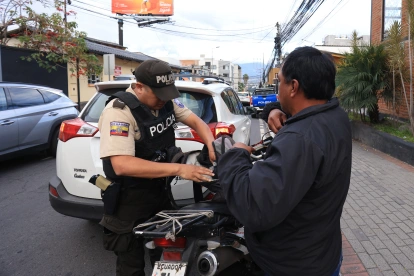Control. Policías realizaron controles a motociclistas y conductores durante un operativo preventivo ejecutado en distintos sectores de Cumbayá.