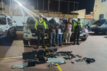 Tres personas fueron aprehendidas durante un operativo policial ejecutado en el sector de Itchimbía, en Quito.