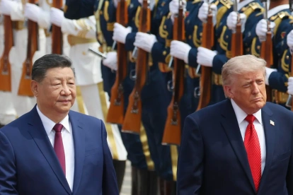 El presidente chino Xi Jinping unto al presidente estadounidense Donald Trump durante una ceremonia de bienvenida en el Gran Salón del Pueblo en Pekín, China, este jueves.