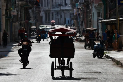 Vista general, captada a contraluz este 13 de mayo, de una calle en el centro de La Habana (Cuba).