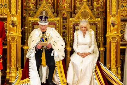 El rey Carlos III de Gran Bretaña leyendo el Discurso del Rey en nombre del Gobierno del Reino Unido en Londres, Gran Bretaña, 13 de mayo de 2026.