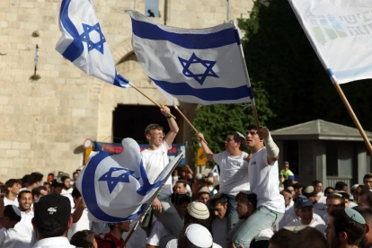 Israelíes de derecha se reúnen para la "Marcha de la Bandera" anual cerca de la Puerta de Damasco en la Ciudad Vieja de Jerusalén, el 14 de mayo de 2026.