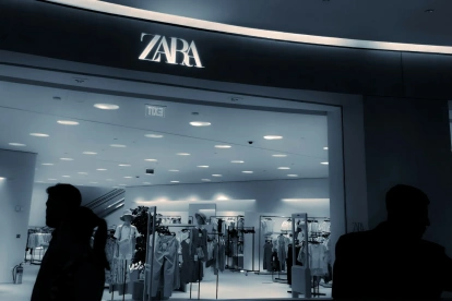 La valoración de Zara en 2026 marca un hito para el retail europeo, al ser la primera vez que una marca de fast fashion lidera sobre el segmento de sportswear tradicional