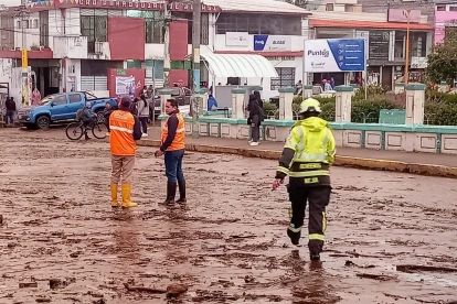 Un aluvión en Aloasí dejó viviendas afectadas, vías dañadas y familias limpiando el lodo tras la emergencia.