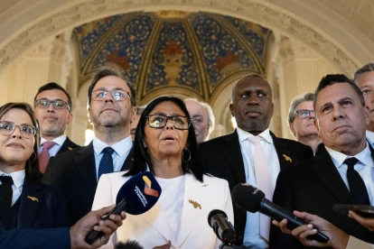 Delcy Rodríguez (C), presidenta interina de Venezuela, habla con periodistas tras una sesión en La Haya, Países Bajos, el 11 de mayo de 2026.