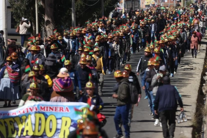 Mineros participan en una protesta donde exigen la atención de sus demandas al presidente de Bolivia, Rodrigo Paz, este jueves en La Paz (Bolivia).