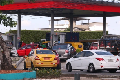 En algunas gasolineras de Ecuador todavía no es normal el despacho de combustible.