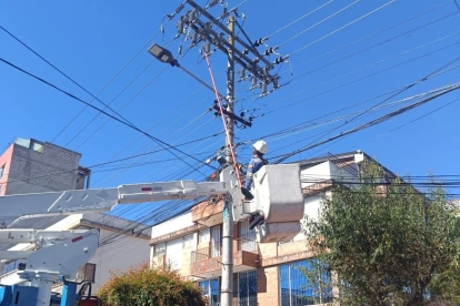 Personal de la Empresa Eléctrica Quito trabajó en la reparación del cable subterráneo afectado en el norte de la capital.