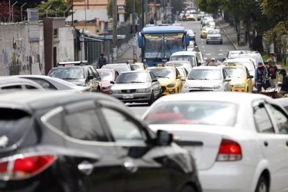 Referencial. Escena cotidiana del tránsito en Guayaquil
