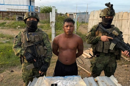 Alias “Negro”, señalado como integrante de SAO BOX, fue capturado durante un operativo militar ejecutado en Puerto Bolívar, en la provincia de El Oro.